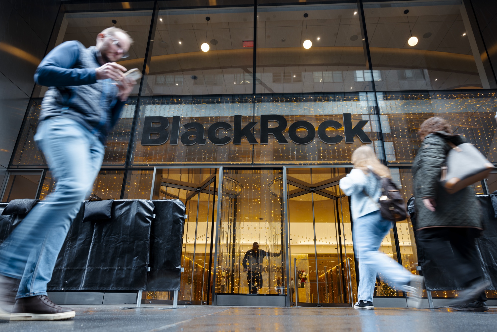 US spot Ethereum ETFs surge with $1.18 billion in inflows, driven by strong performances from BlackRock’s ETHA and Fidelity’s FETH