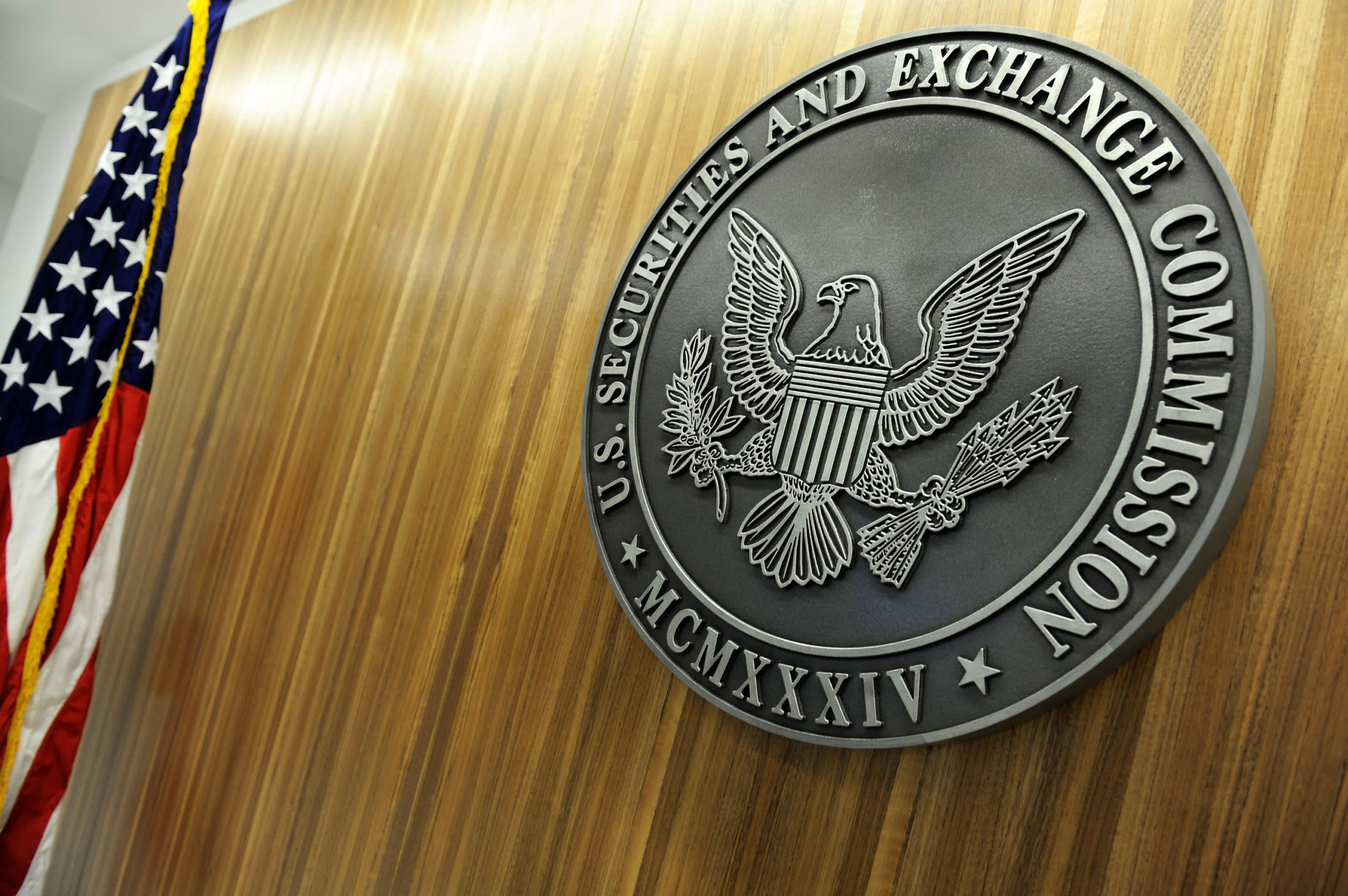 The SEC reviews Grayscale’s applications for XRP and Dogecoin ETFs